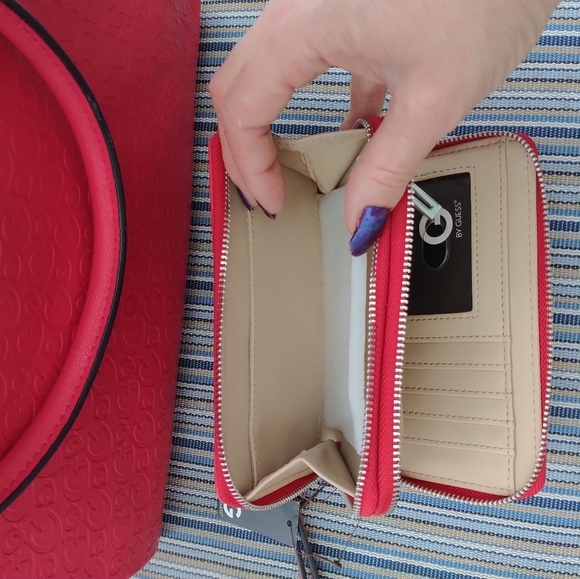 Guess handbag - Picture 8 of 10